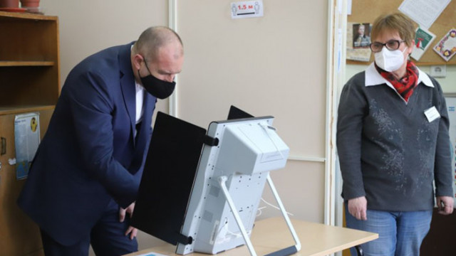 Президентът Румен Радев упражни машинно правото си на глас в